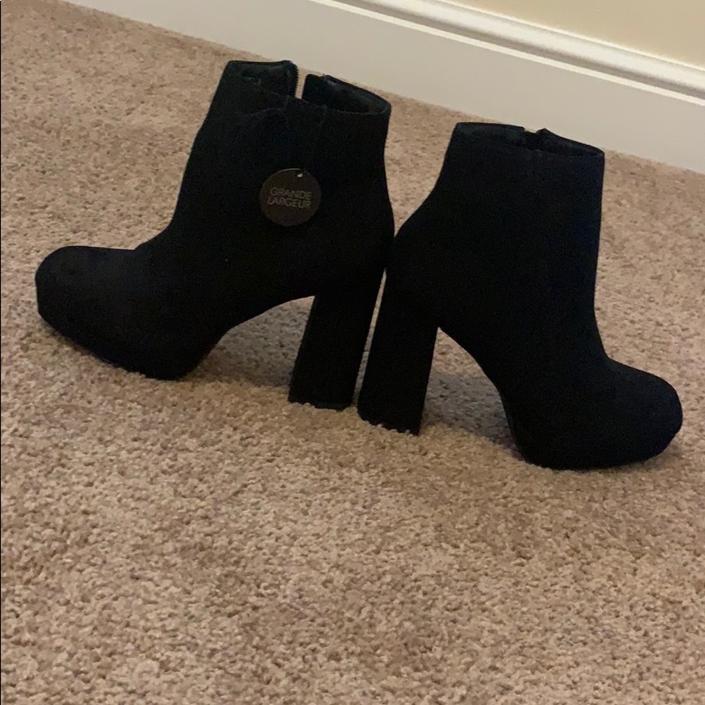 ASOS black chunky heel bootie!! Wide fit